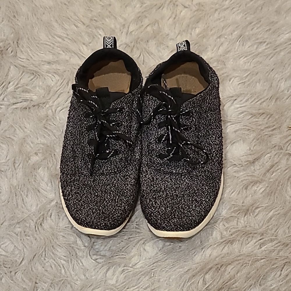 Toms‎ womens black and white tennishoes size 8